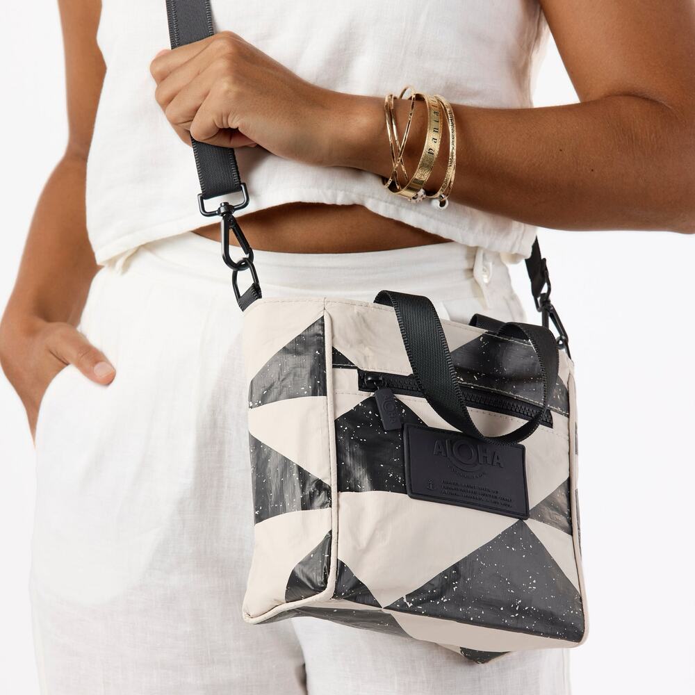Aloha collection• Kona Nui Crossbody Bag in Black Sandstone